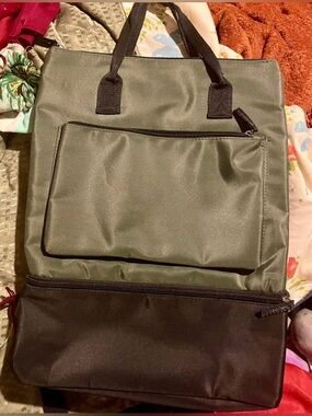 DSW olive green backpack tote for travel, work, or gym. Like new condition.